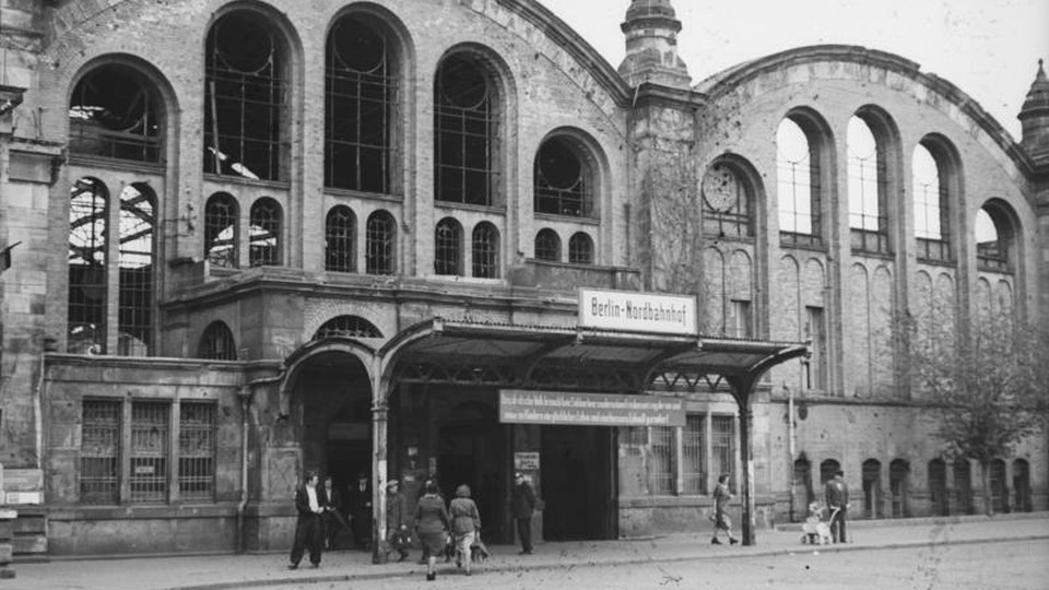 Widok na ruiny dworca w roku 1952