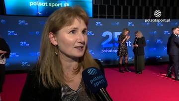 Renata Mauer-Różańska, polska biathlonistka, udziela wywiadu przed kamerą z logo Polsat Sport. W tle znajduje się niebieska ściana z cyframi "25" i logo stacji.
