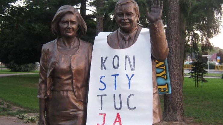 Pomnik Lecha Kaczyńskiego "ubrany" w baner z napisem "Konstytucja". "Moda poszła w świat"
