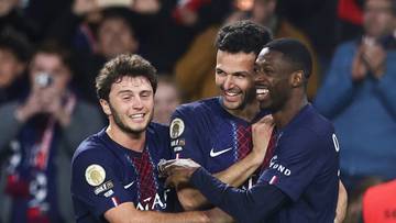 Trzech piłkarzy Paris Saint-Germain świętuje zwycięstwo na boisku.