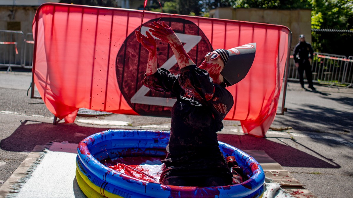 Czechy. Aktywistka wykąpała się w czerwonej farbie przed ambasadą Rosji