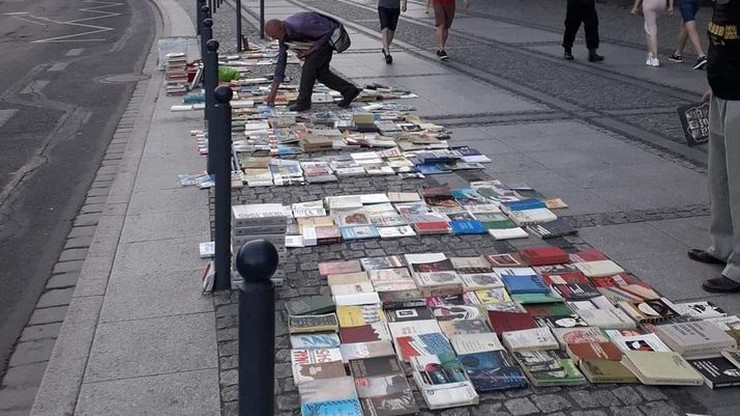 Wrocław: uliczny antykwariat. Internauci oddają książki dla pana Mariana