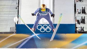 Skoczek narciarski Kacper Tomasiak w powietrzu podczas skoku.