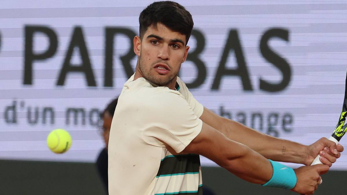 Carlos Alcaraz serwuje podczas meczu Rolanda Garrosa.