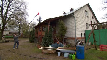 Bociany na kominie, w domu zimno, a urzędnicy radzą zrzucić gniazdo