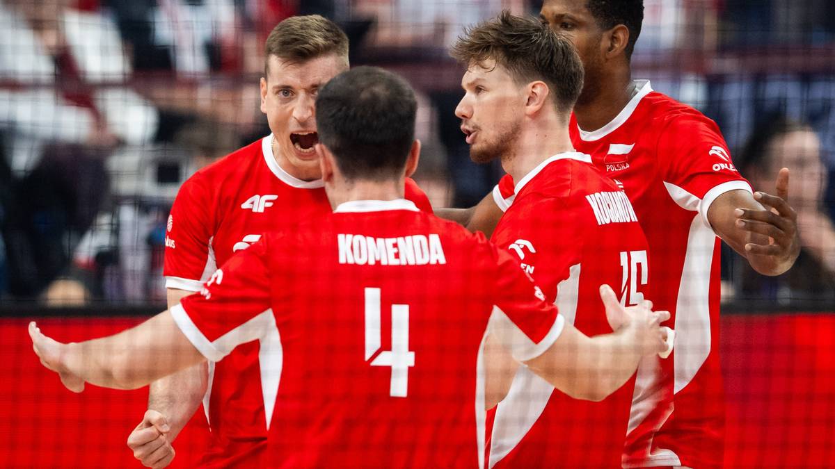 Czterech polskich siatkarzy w czerwonych strojach cieszy się po udanej akcji.