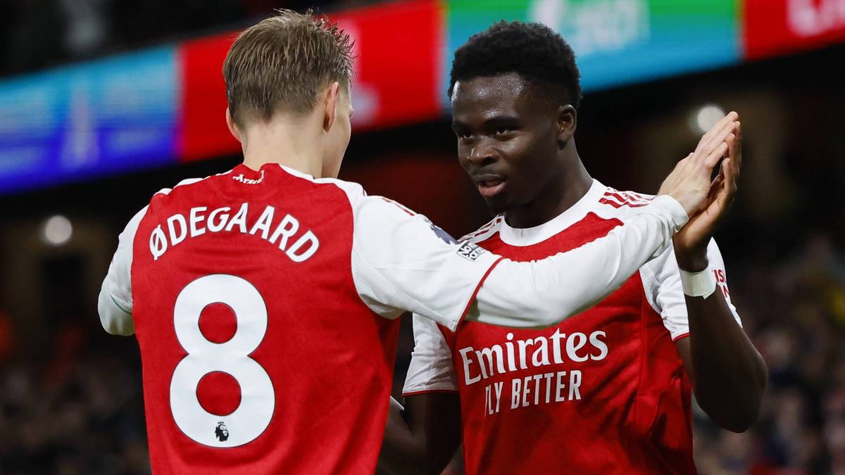 Dwóch piłkarzy Arsenalu, Bukayo Saka i Martin Ødegaard, w czerwonych koszulkach świętuje po zdobyciu bramki.