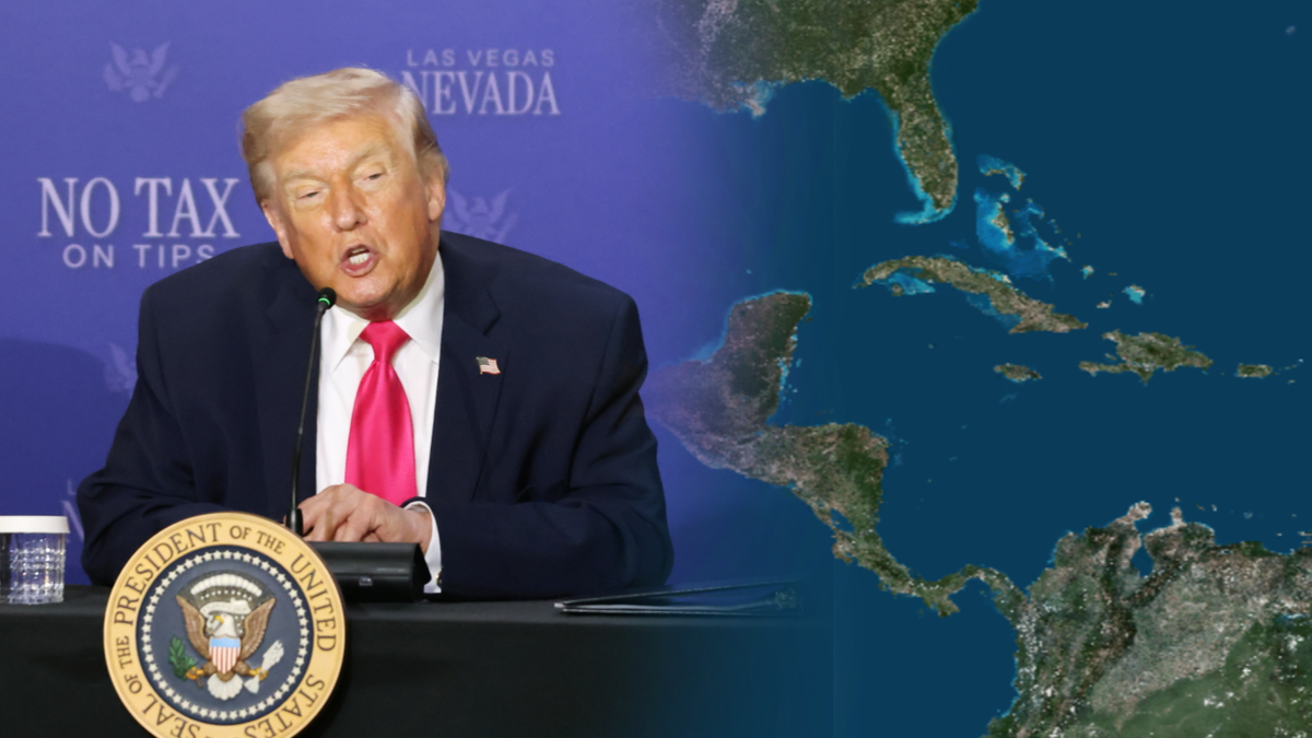 Donald Trump, były prezydent USA, siedzący przy stole z emblematem prezydenta Stanów Zjednoczonych.