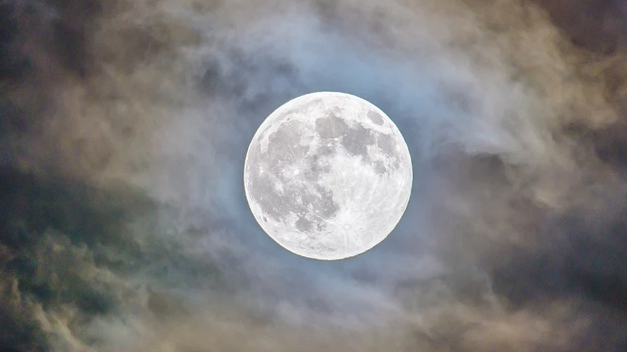 Skąd się wziął Różowy Księżyc? Poznaj daty i nazwy pełni w 2019 roku