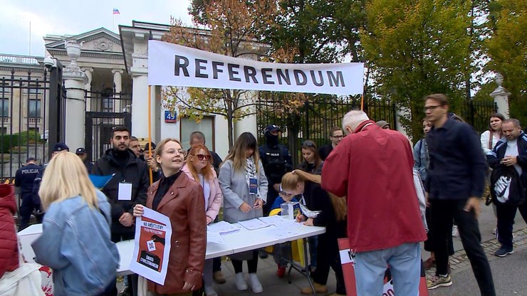 Warszawa: Protest przed ambasadą Rosji. Strajkujący zorganizowali symboliczne referendum