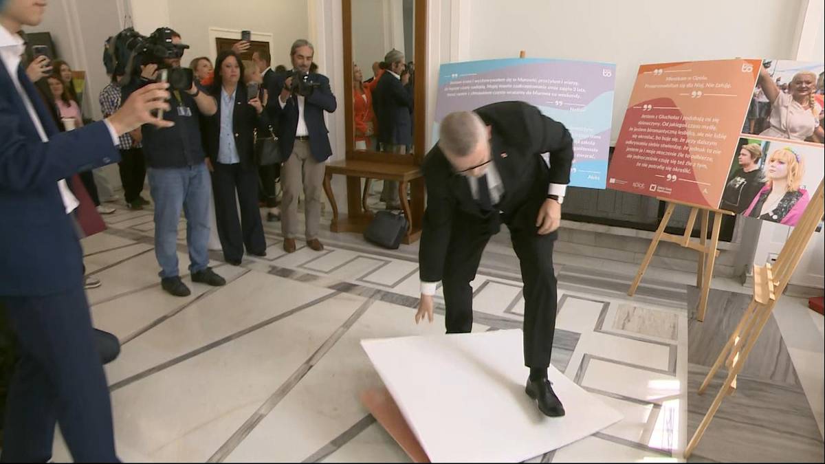 Incydent w Sejmie. Grzegorz Braun zniszczył wystawę