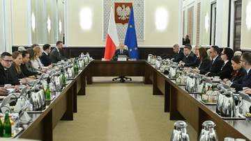 Nadzwyczajne posiedzenie rządu. Powodem weto Nawrockiego do SAFE