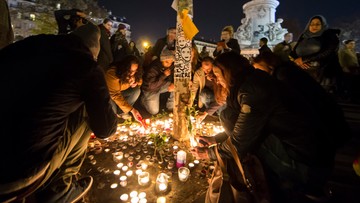 Paryż: liczba ofiar zamachów wzrosła do 130