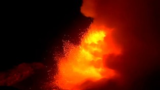 14.12.2020 10:00 Silna erupcja wulkanu Etna na włoskiej Sycylii. Fontanny lawy i chmura popiołów [FILMY]