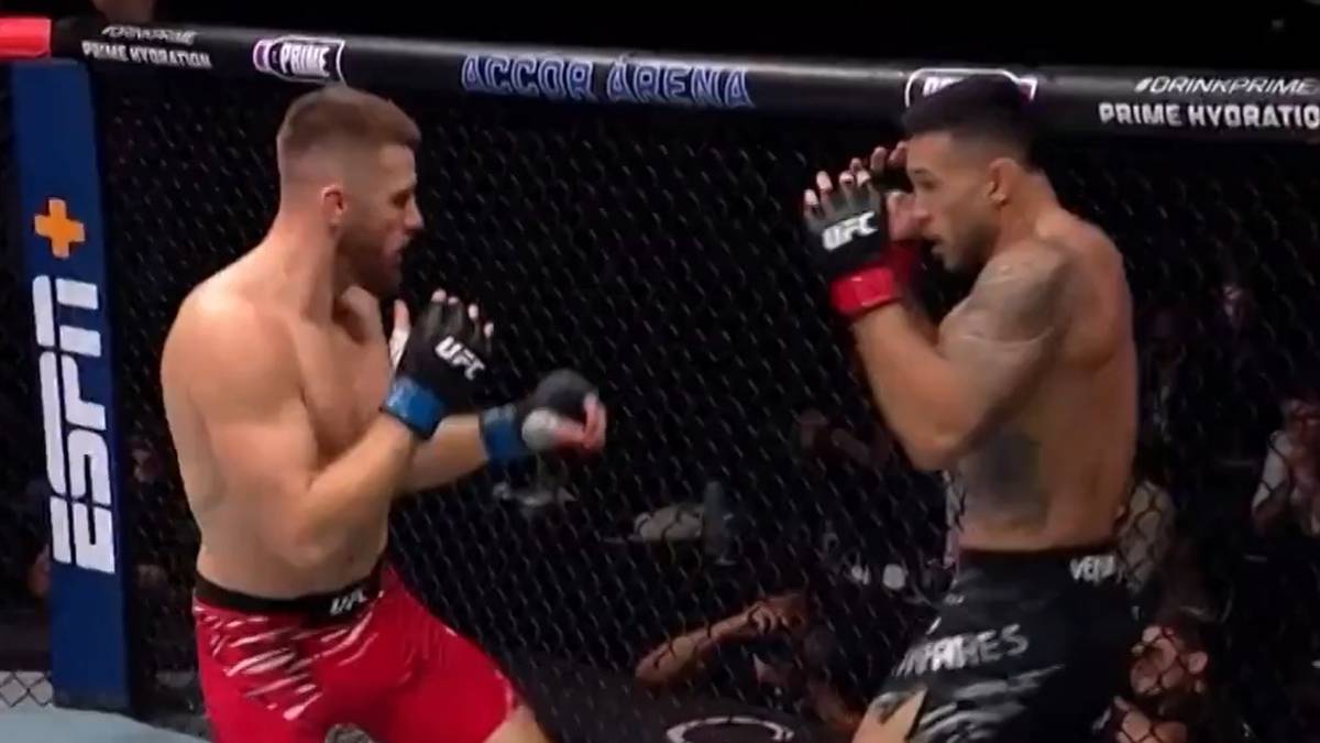 Dwóch zawodników MMA w rękawicach bokserskich i spodenkach walczy w oktagonie UFC.