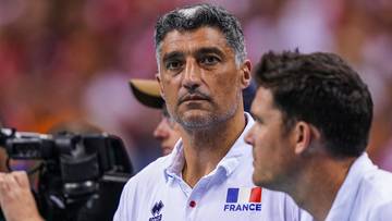 Dw&oacute;ch mężczyzn w koszulkach z napisem "FRANCE" i flagą Francji.