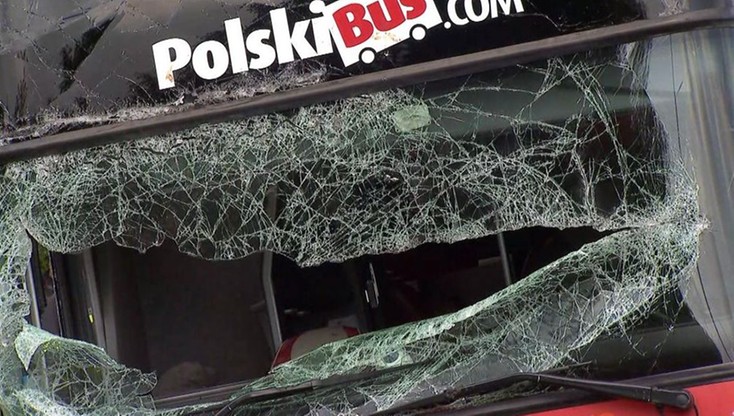 Na chwilę odwrócił się do pasażerki. Kierowca Polskiego Busa usłyszał zarzut ws. wypadku, w którym rannych zostało 38 osób