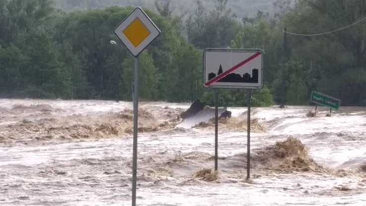 Dramatyczna sytuacja na Podkarpaciu. Powódź, zerwany most, "płynące" auta [WIDEO]