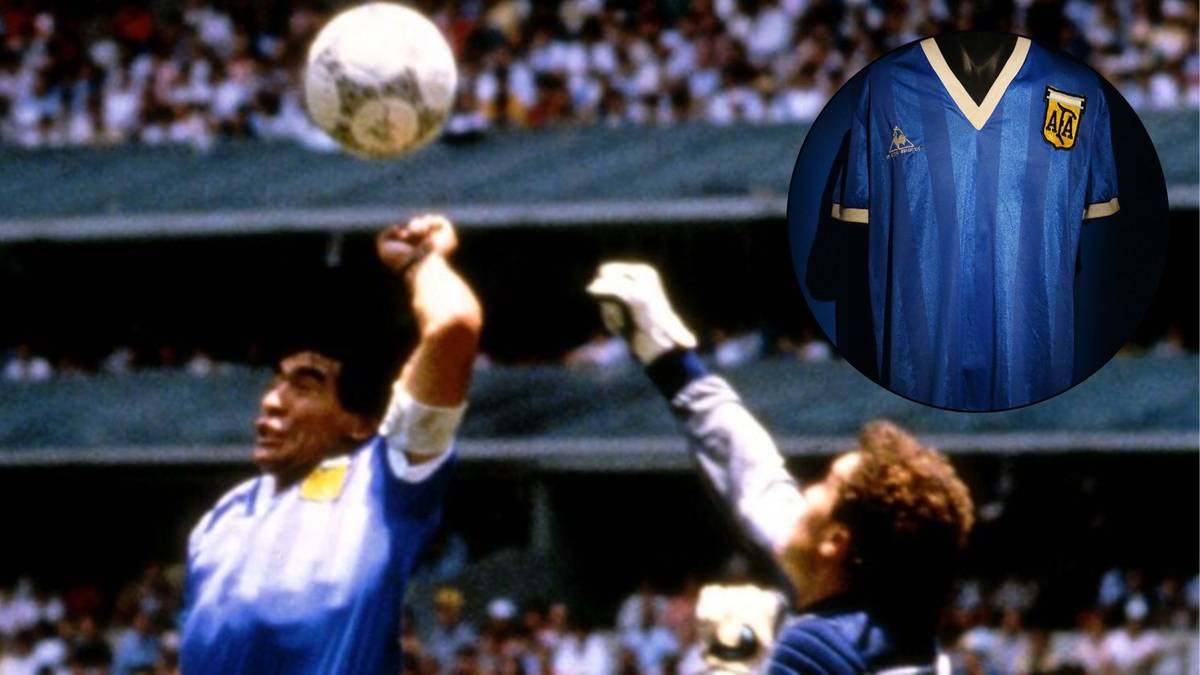 Diego Maradona wyskakuje do strzału głową, a piłka leci w kierunku bramki. Obok znajduje się zdjęcie jego niebieskiej koszulki reprezentacji Argentyny.