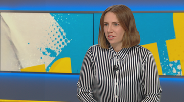 Kobieta w koszuli w czarno-białe paski wypowiadająca się w studio telewizyjnym na tle niebiesko-ż&oacute;łtej scenografii.