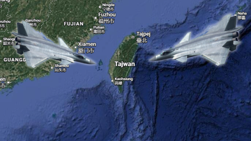 Dwa nowoczesne samoloty bojowe widoczne z przodu, lecące nad morzem w kierunku wyspy Tajwan, kt&oacute;ra jest widoczna w centrum obrazu. Na tle widoczny fragment wybrzeża Chin z zaznaczonymi miastami.