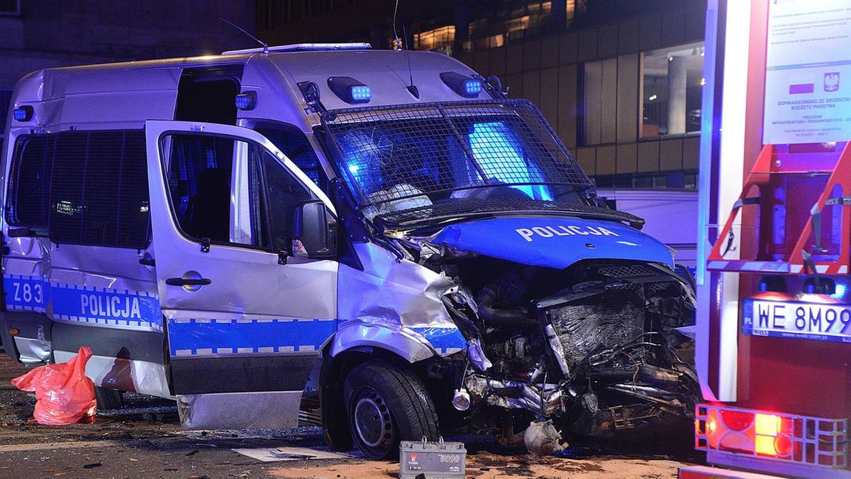 Wypadek w centrum Warszawy. Czterech policjantów rannych