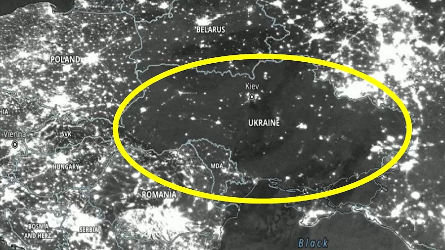 Zdjęcie satelitarne pogrążonej w ciemnościach Ukrainy. Fot. NASA / NOAA / CHPDB.