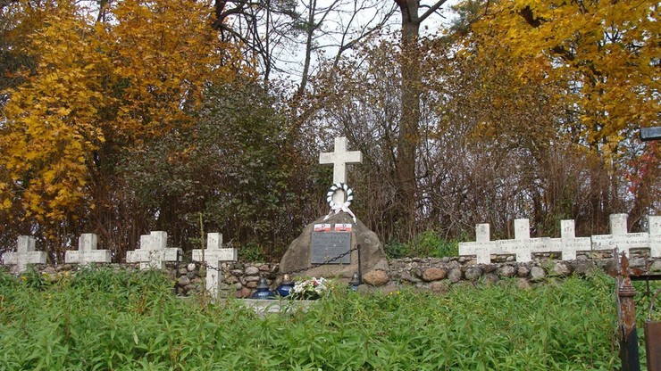Cmentarz polskich żołnierzy AK w Mikuliszkach zniszczony. MSZ: To bezprecedensowy akt bestialstwa