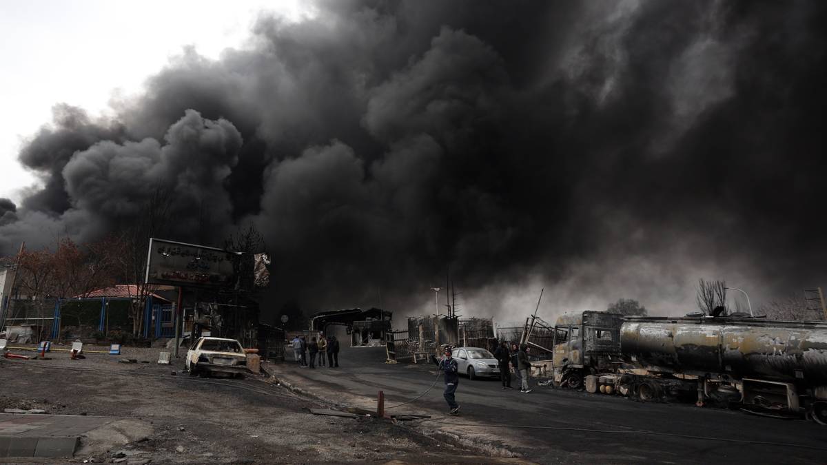 Toksyczne opary w Teheranie. "Czarny deszcz" po uderzeniu w magazyny naftowe