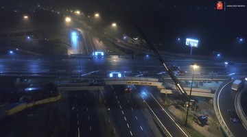 Spektakularny film z budowy kładki rowerowej pod mostem Łazienkowskim 