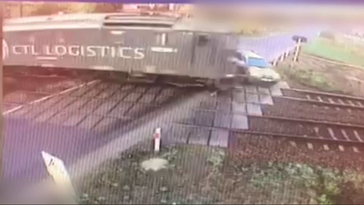 Zderzenie pociągu z samochodem osobowym. Kierowca zignorował "stop" [WIDEO]