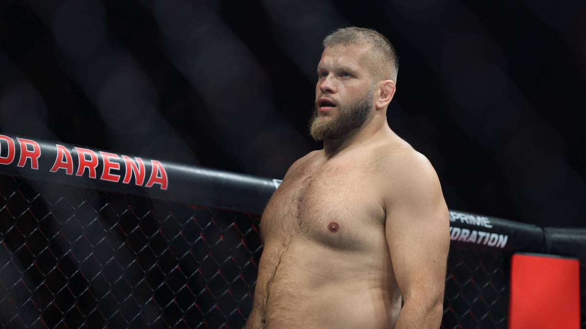 Marcin Tybura, polski zawodnik MMA, stoi w ringu.