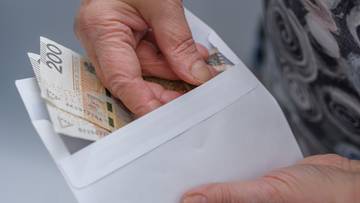 Masz niską emeryturę? ZUS może dać 500 zł ekstra co miesiąc