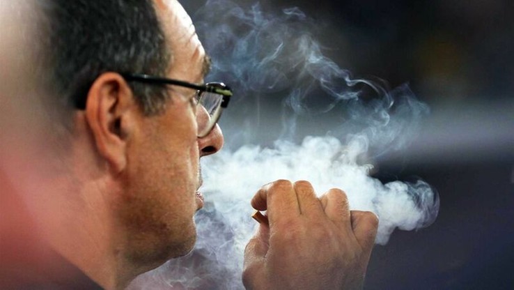 Pali 60 papierosów dziennie... Wielkie problemy zdrowotne Sarriego