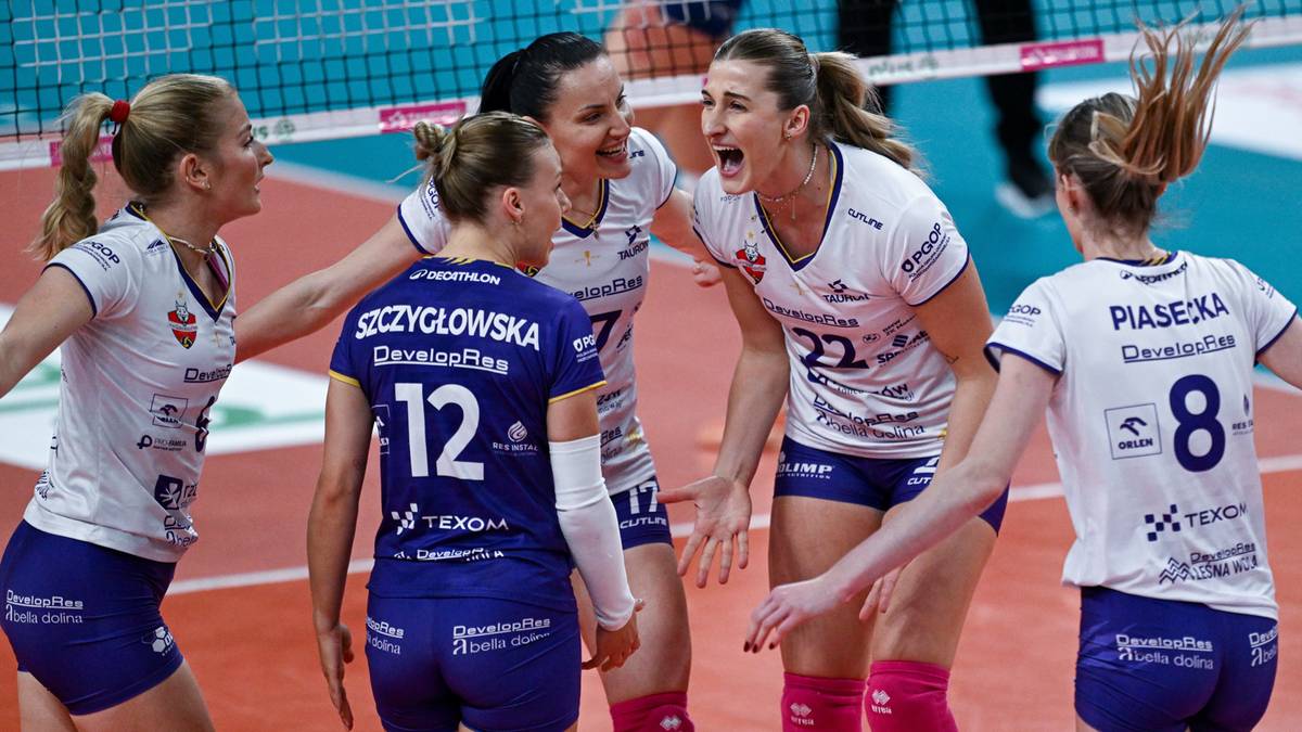Siatkarki w niebiesko-białych strojach drużynowo świętują, niekt&oacute;re się obejmują, inne krzyczą z radości.
