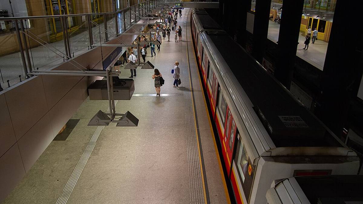 Sparaliżował ruch metra. 38-letni Ukrainiec zostanie wydalony z Polski