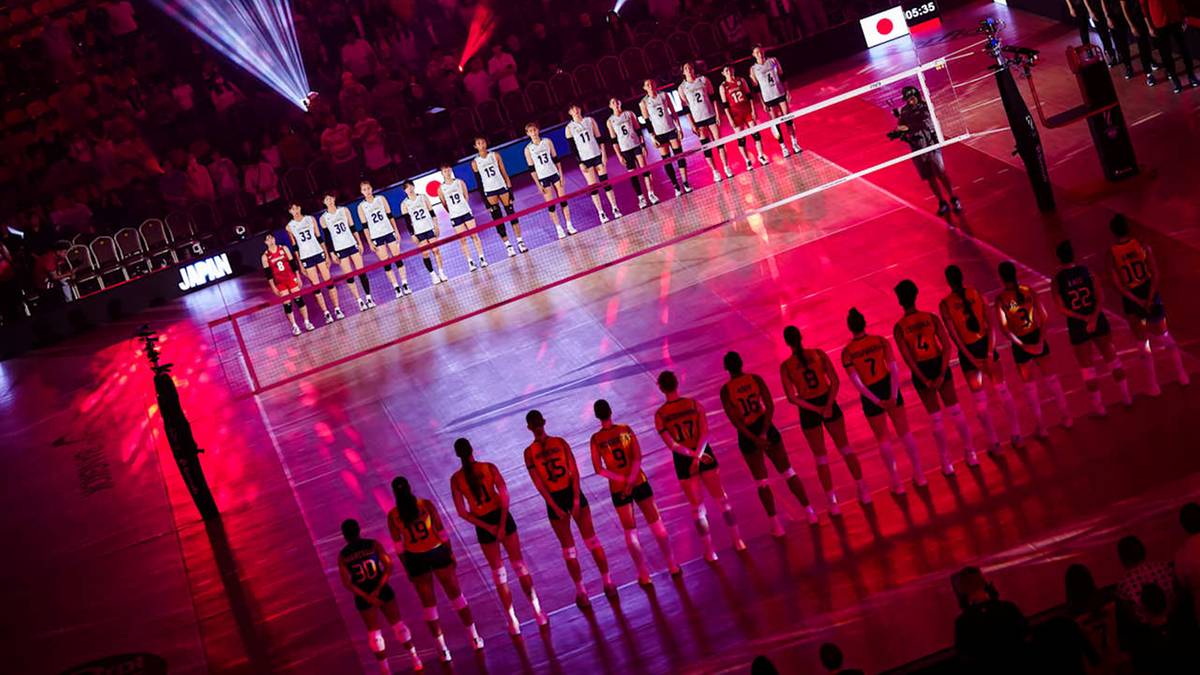 Dwie drużyny siatkarek stoją naprzeciwko siebie na boisku podczas meczu o trzecie miejsce Mistrzostw Świata.