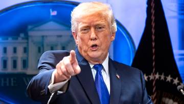Donald Trump przemawia, wskazując palcem