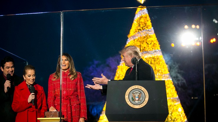 Prawie stuletniej tradycji stało się zadość. Donald Trump z rodziną zapalili lampki na choince przed Białym Domem