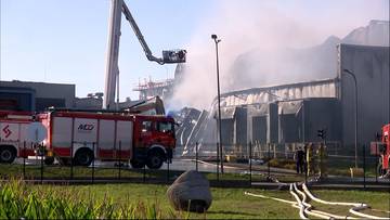 Pożar hali opanowany. Strażak wciąż poszukiwany