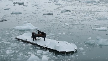 Włoski pianista dryfował wśród lodowca. "Elegia dla Arktyki"