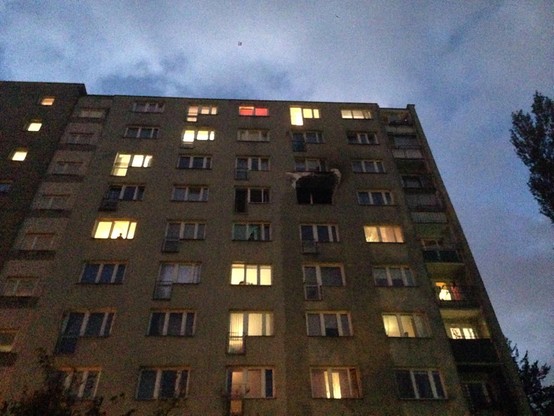 Pożar w bloku w Warszawie. Nie żyje osoba, która wyskoczyła z okna