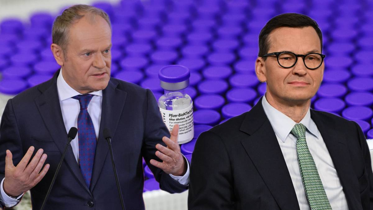 Dw&oacute;ch mężczyzn w garniturach, jeden m&oacute;wi do mikrofonu, drugi patrzy w stronę widza, w tle widoczne fiolki.