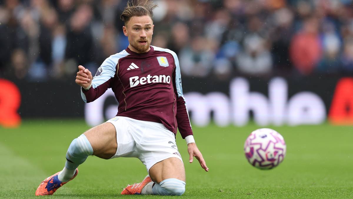 Piłkarz Aston Villi kontroluje piłkę nogą na boisku.