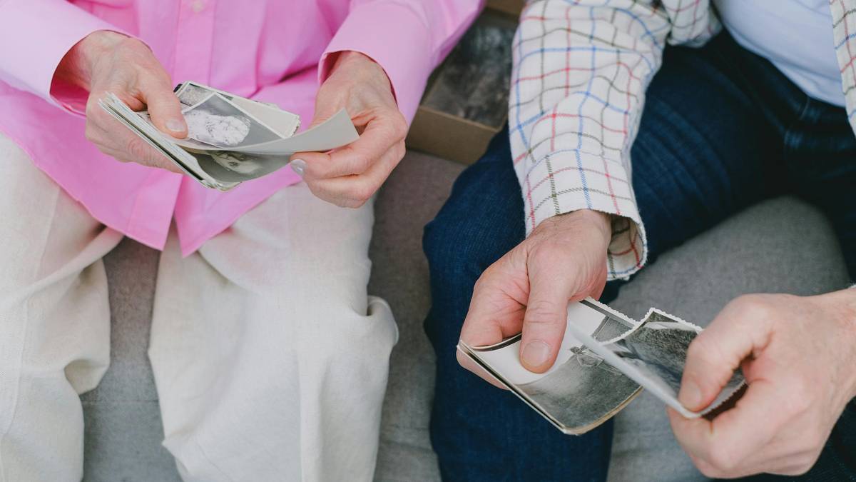 Dwie osoby liczą pieniądze.