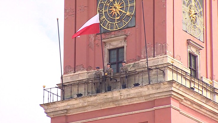 Flaga na wieży zegarowej Zamku Królewskiego. Uroczystości w Warszawie