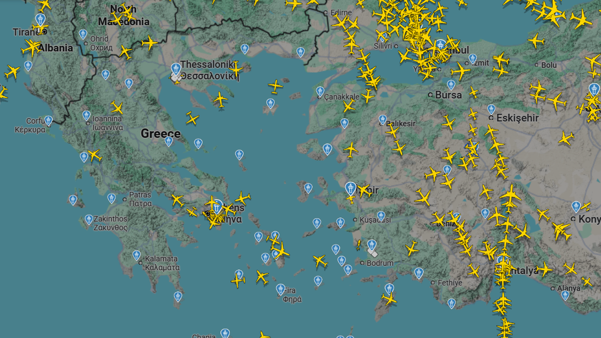 Mapa lotnicza pokazująca Grecję i Morze Śr&oacute;dziemne z wieloma ikonami samolot&oacute;w symbolizującymi ruch lotniczy.