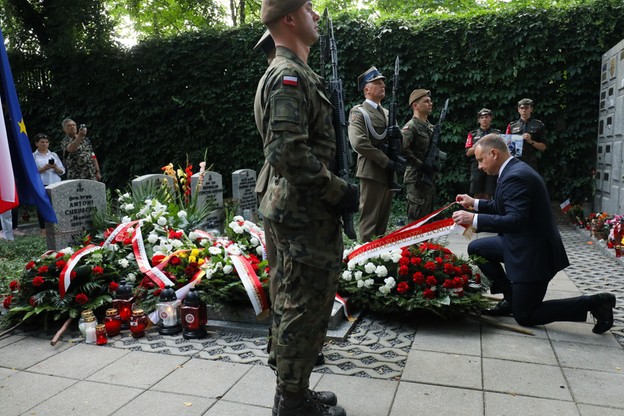 Prezydent RP Andrzej Duda (P) złożył kwiaty przed grobem płk. dypl. Antoniego Chruściela 