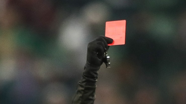 Angielski piłkarz ukarany dwiema żółtymi kartkami w ciągu... 12 sekund (WIDEO)