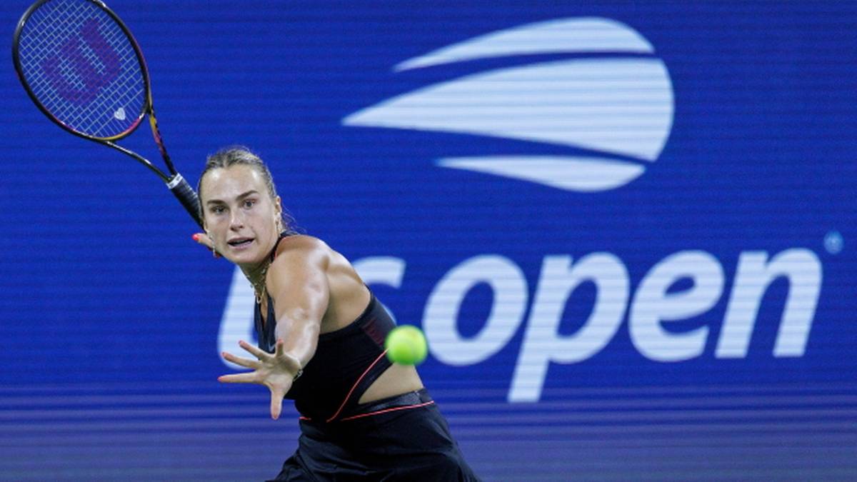 Aryna Sabalenka uderza piłkę tenisową w trakcie meczu na US Open.